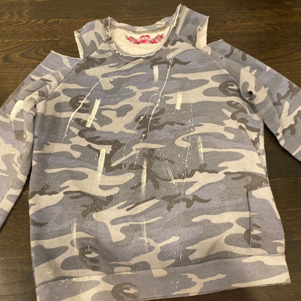 Camoflauge cold shoulder splatter paint sweatshirt